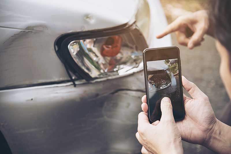 recopilando pruebas del accidente de auto